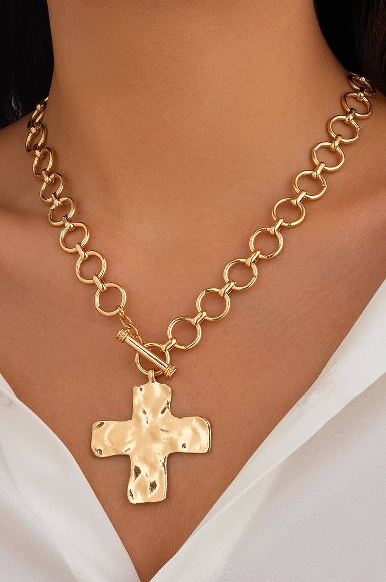 NOTABLE HAMMERED CROSS FRONT TOGGLE NECKLACE | 40NK9474 - The Coral Palm LLC
